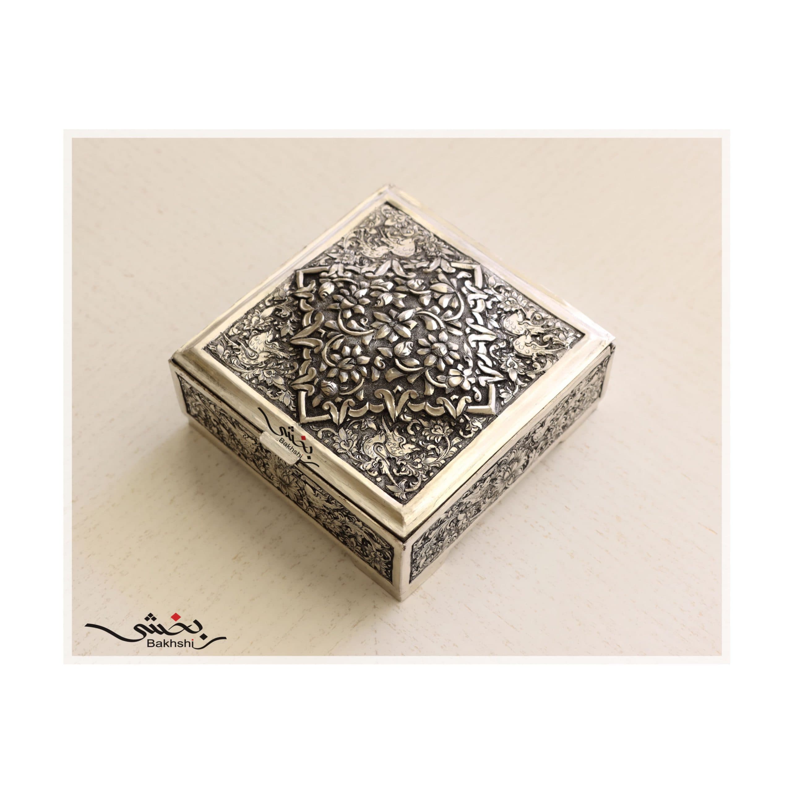 جعبه مربع نقره ترکیب قلم گل برجسته و گل و مرغ درجه یک _ عیار 90% _ 408.5 گرم