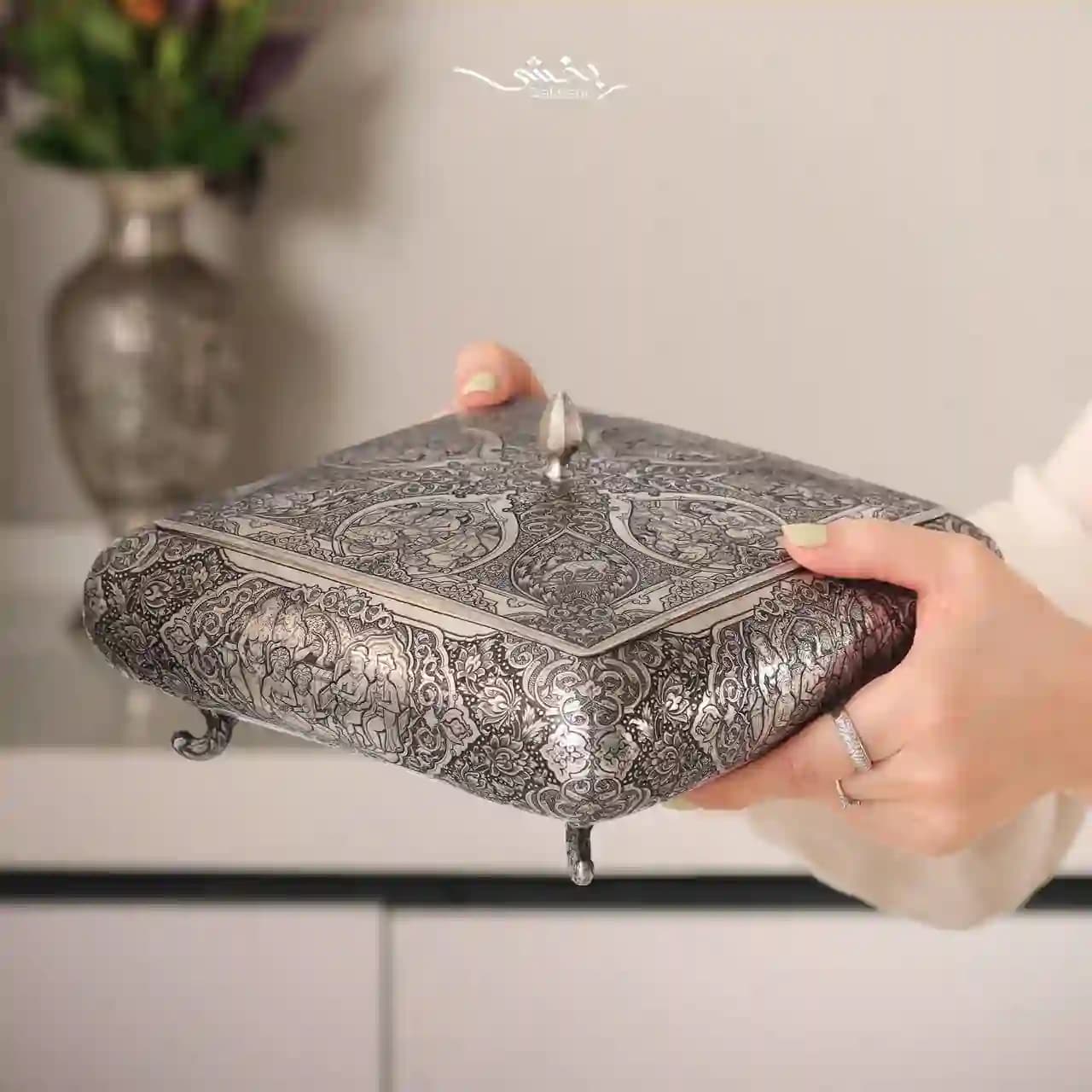 شکلات خوری نقره مربع ریزقلم مینیاتور — تصویر ۴