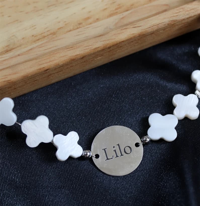 دستبند صدف با پلاک نقره نوشته Lilo کد 294 — تصویر ۲