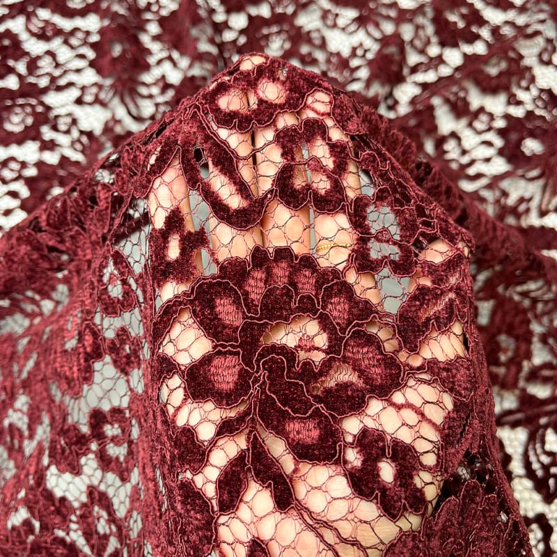پارچه دانتل مخمل زرشکی — تصویر ۲