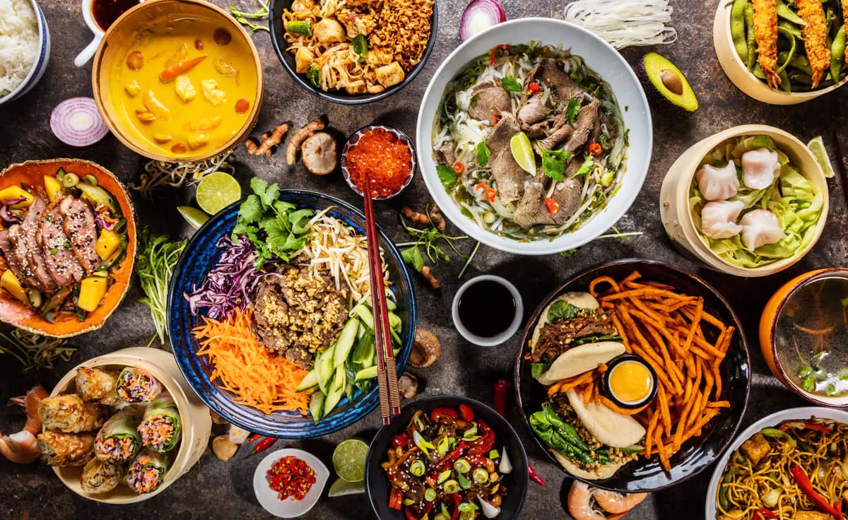 عکس استوک غذاهای آسیایی مختلف داخل کاسه