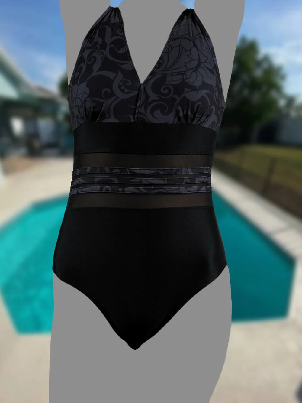 مایو زنانه شیک اسلیپ کمر شیشه ای و کاپدار اسپیدو ( Speedo ) مشکی و طوسی — تصویر ۳