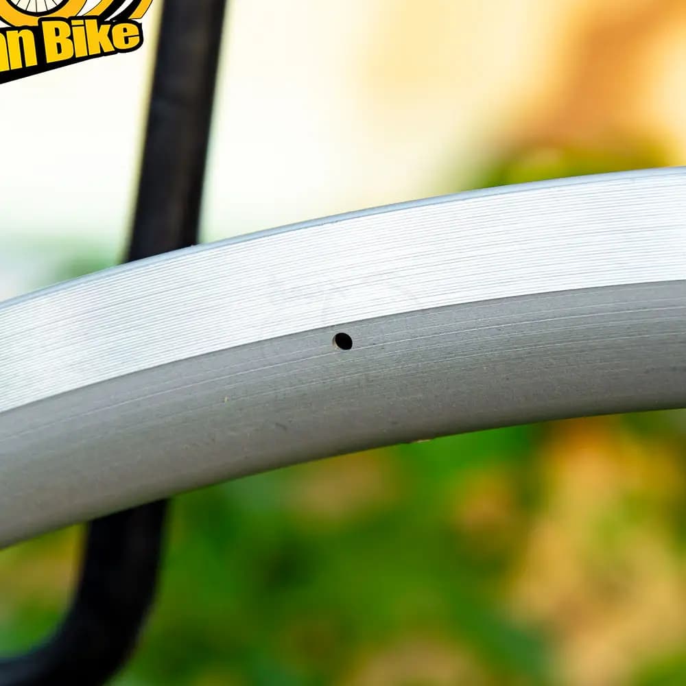 خرید طوقه Shimano WH-R561 دوچرخه حرفه ای مسابقات کورسی جاده تورینگ رده شیمانو 105 سایز 700C (622x15C) تعداد سوراخ پره اسپک 20 طراحی شده برای چرخ عقب آف ست / Shimano Rims Road Racing WH-R561 700C — تصویر ۲