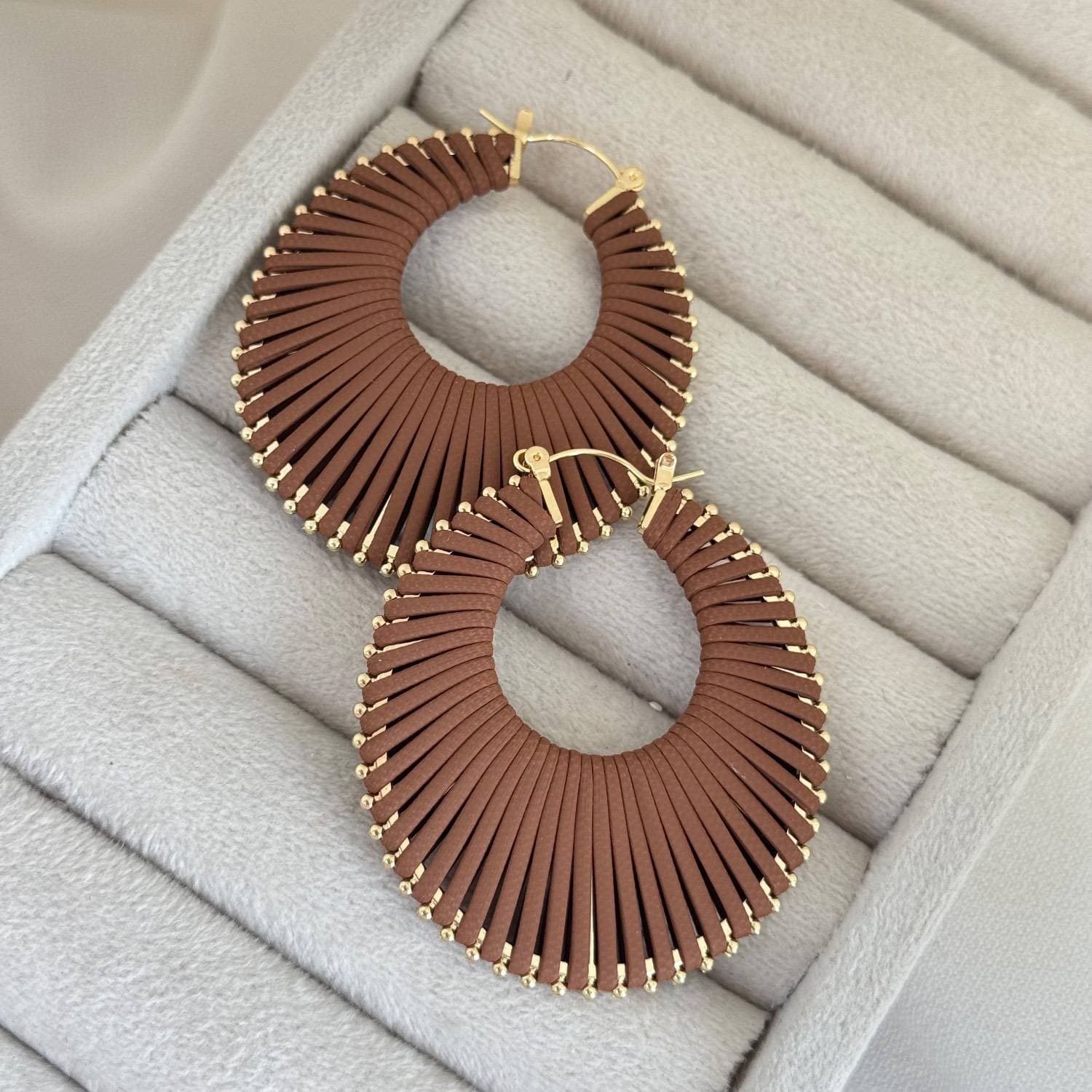 گوشواره حصیری بادبزنی دستساز — تصویر ۳