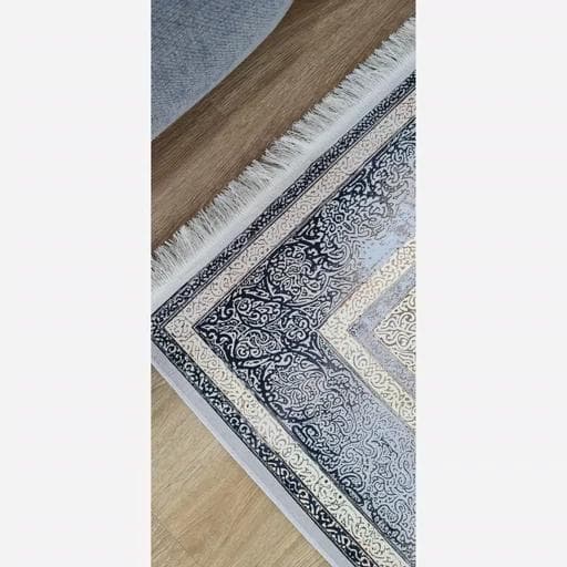 فرش ماشینی چاپی | فرشینه مخمل طوسی مدرن ضد سُر (پس کرایه) — تصویر ۳