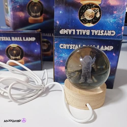 گوی کریستال چراغدار با پایه چوبی — تصویر ۲