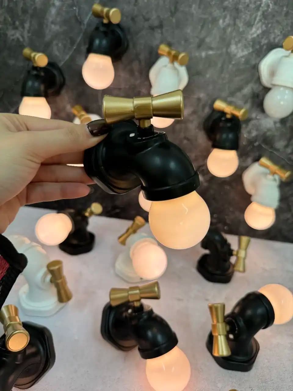 چراغ دیواری طرح شیر آب — تصویر ۳