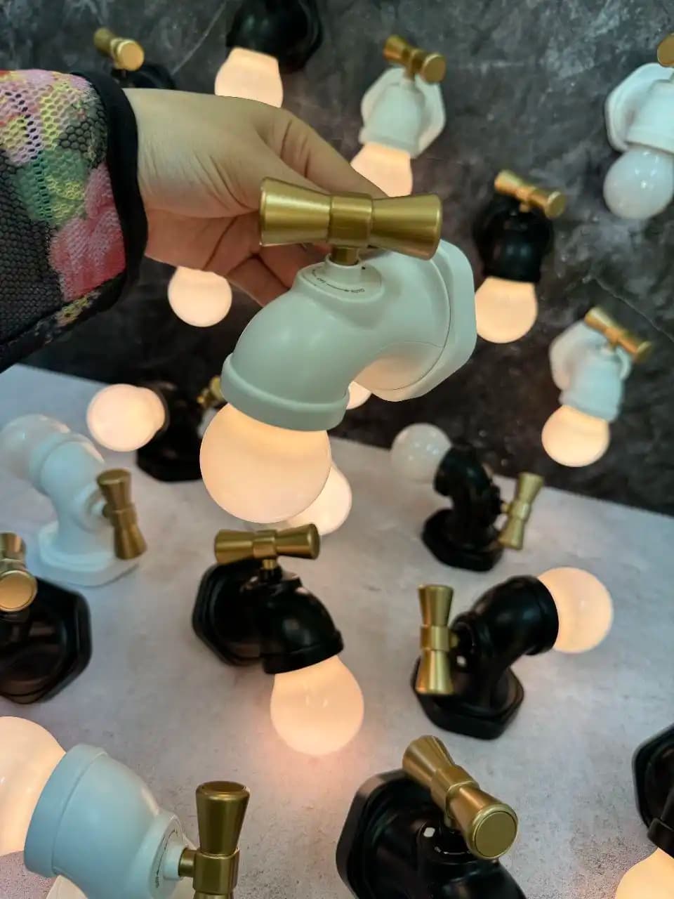 چراغ دیواری طرح شیر آب — تصویر ۲