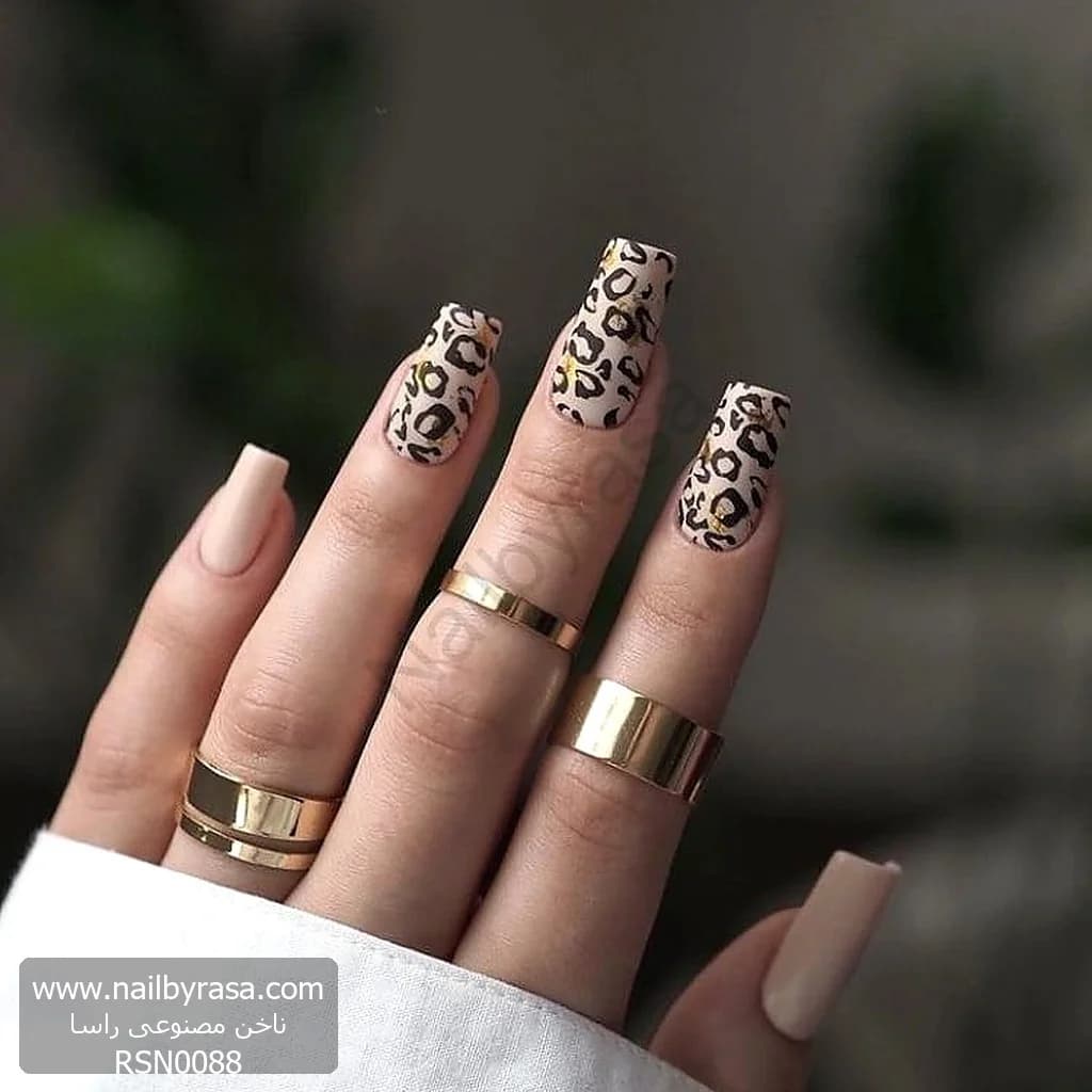ناخن مصنوعی طرح پلنگی با ورق طلا و بیس کرم مات مربعی بلند راسا – RSN0088