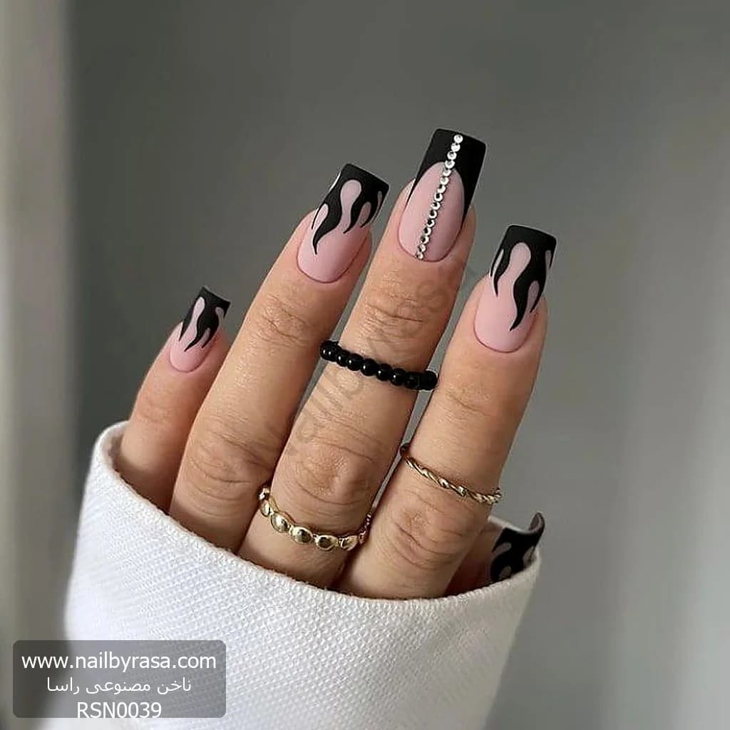 ناخن مصنوعی طرح شعله آتش مشکی و نگین‌دار مات مربعی بلند راسا – RSN0039