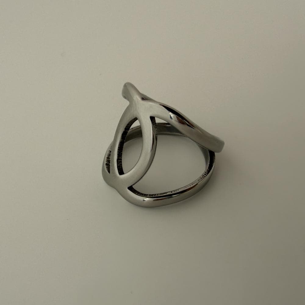 انگشتر استیل زنانه رنگ نقره ای فری سایز کد 18 — تصویر ۲