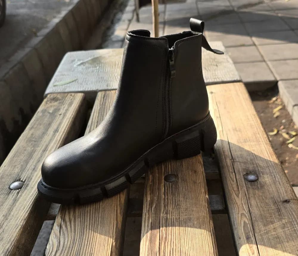 نیم بوت مشکی ساق کشی زیپدار دور دوخت — تصویر ۳