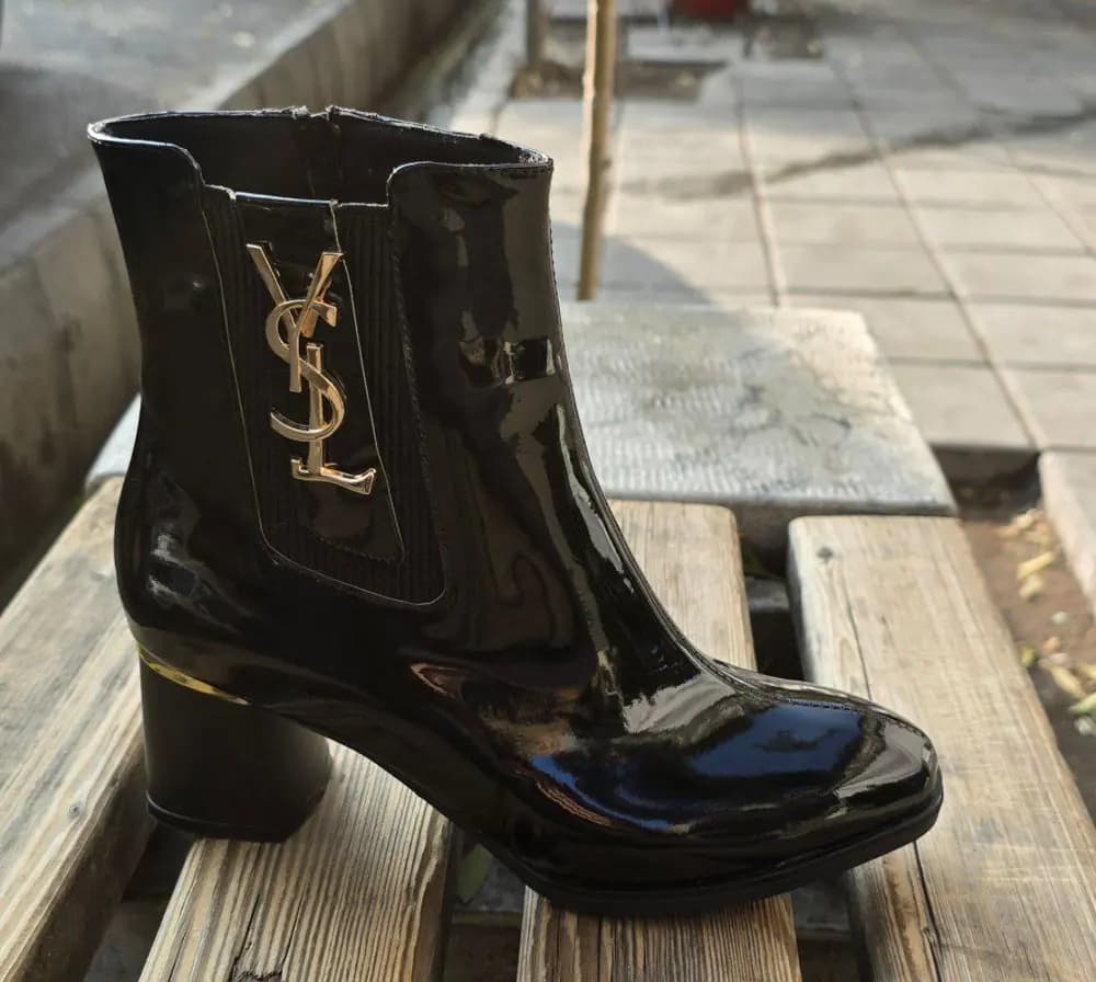 نیم بوت پاشنه‌دار زنانه مشکی براق YSL — تصویر ۳