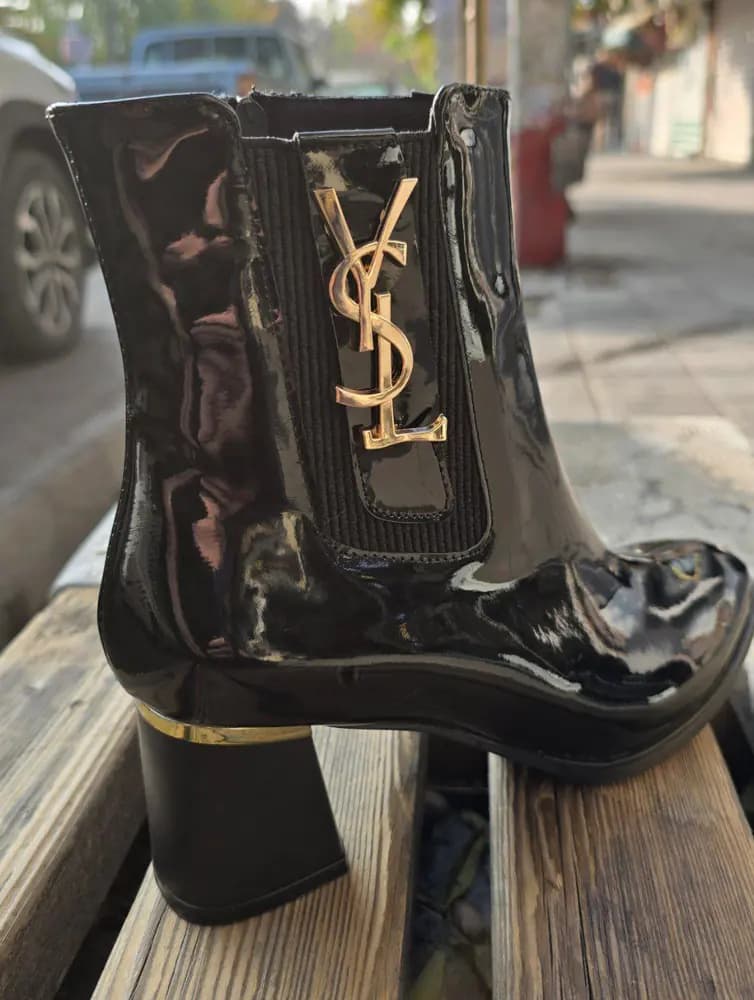 نیم بوت پاشنه‌دار زنانه مشکی براق YSL — تصویر ۴