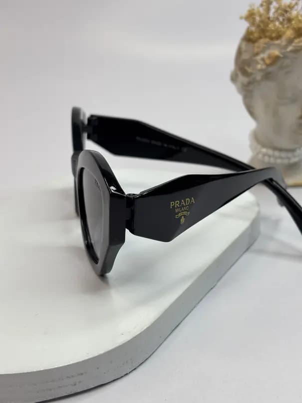 عینک آفتابی اورجینال prada یووی 400 فریم کائوچو مشکی — تصویر ۳