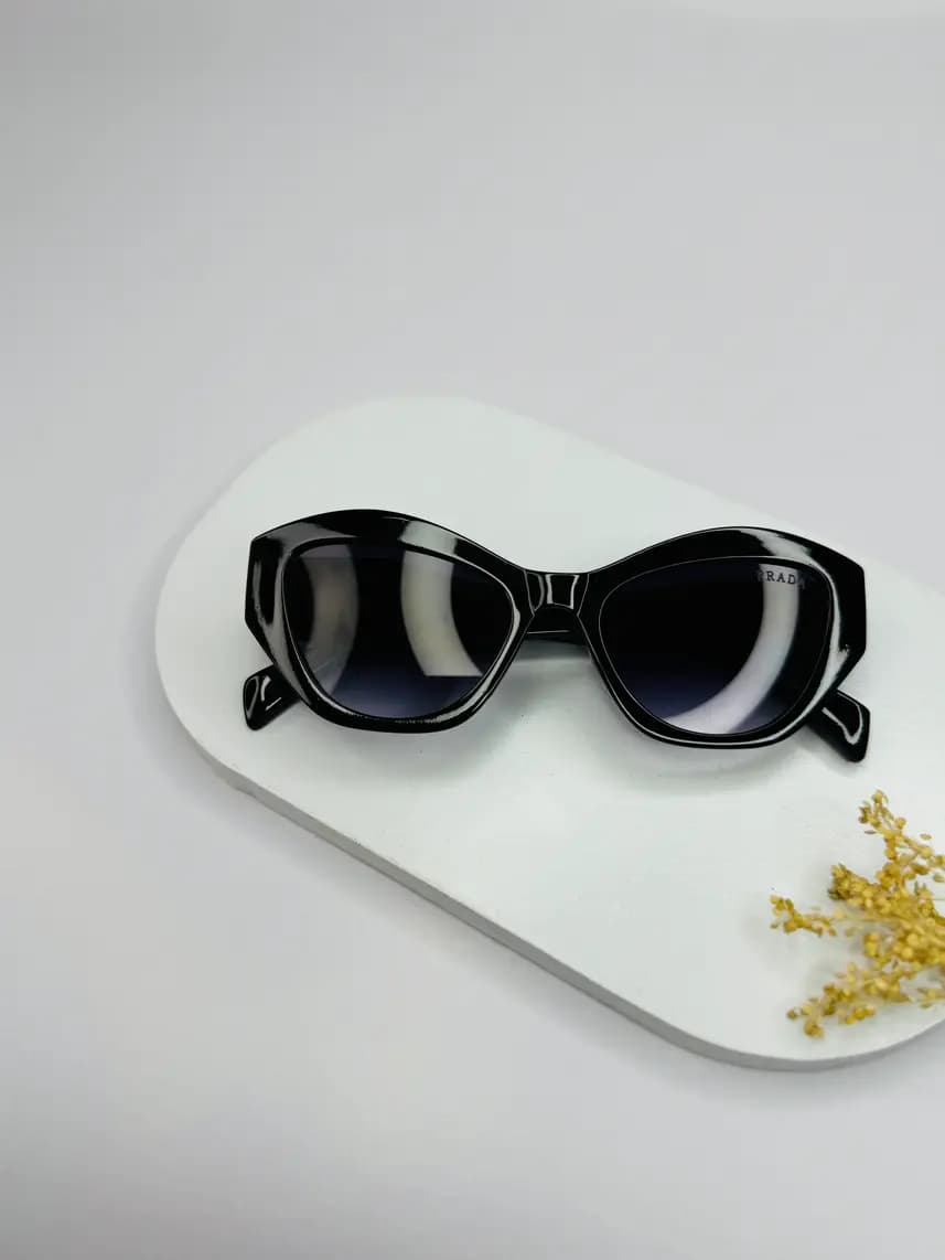 عینک آفتابی برند PRADA زنانه دخترانه رنگ مشکی ترند یووی ۴۰۰