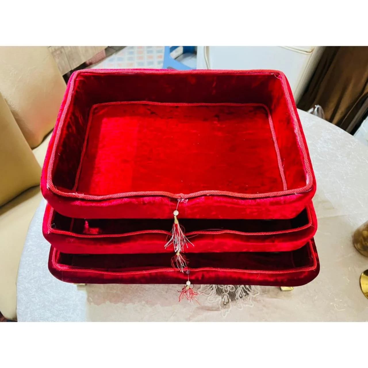 باکس سه تایی مخمل قرمز پایه طلایی — تصویر ۴