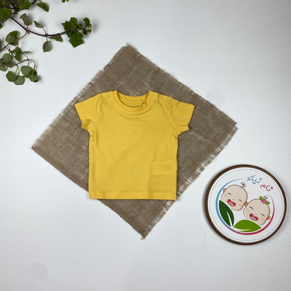 تیشرت نوزادی برند لوپیلو طرح ساده یقه گرد دو دکمه زرد رنگ – 2 تا 6 ماه