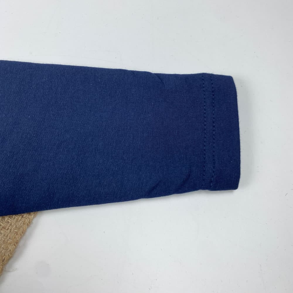 بلوز نوزادی دخترانه آستین بلند برند لوپیلو طرح تک دختر یقه گرد سه دکمه ای سرمه ای رنگ – 12 تا 24 ماه — تصویر ۳