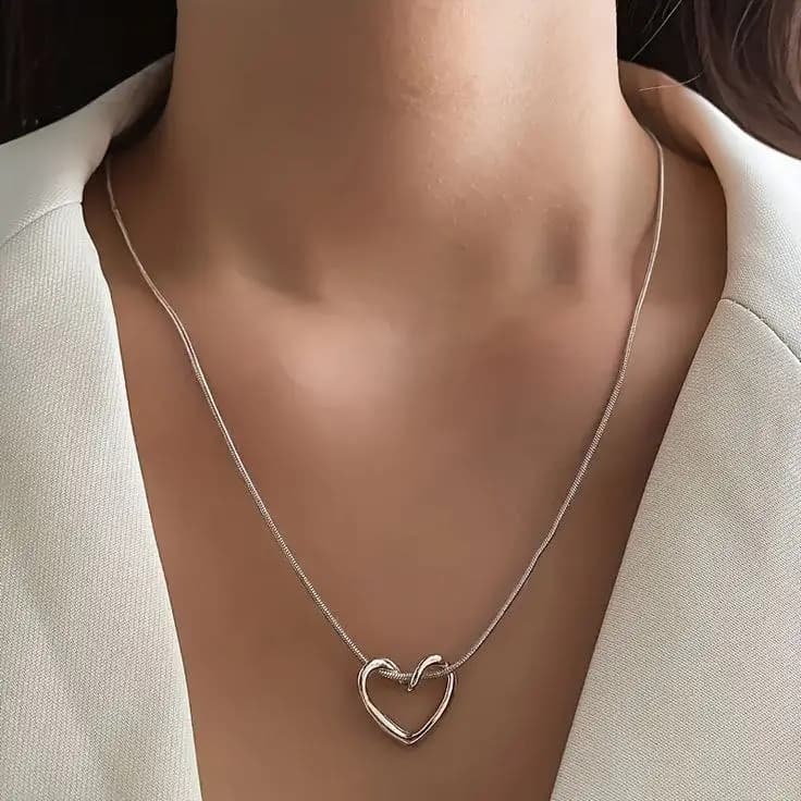 گردنبند زنانه طرح قلب طلایی و نقره ای مینیمال استیل رنگ ثابت — تصویر ۲