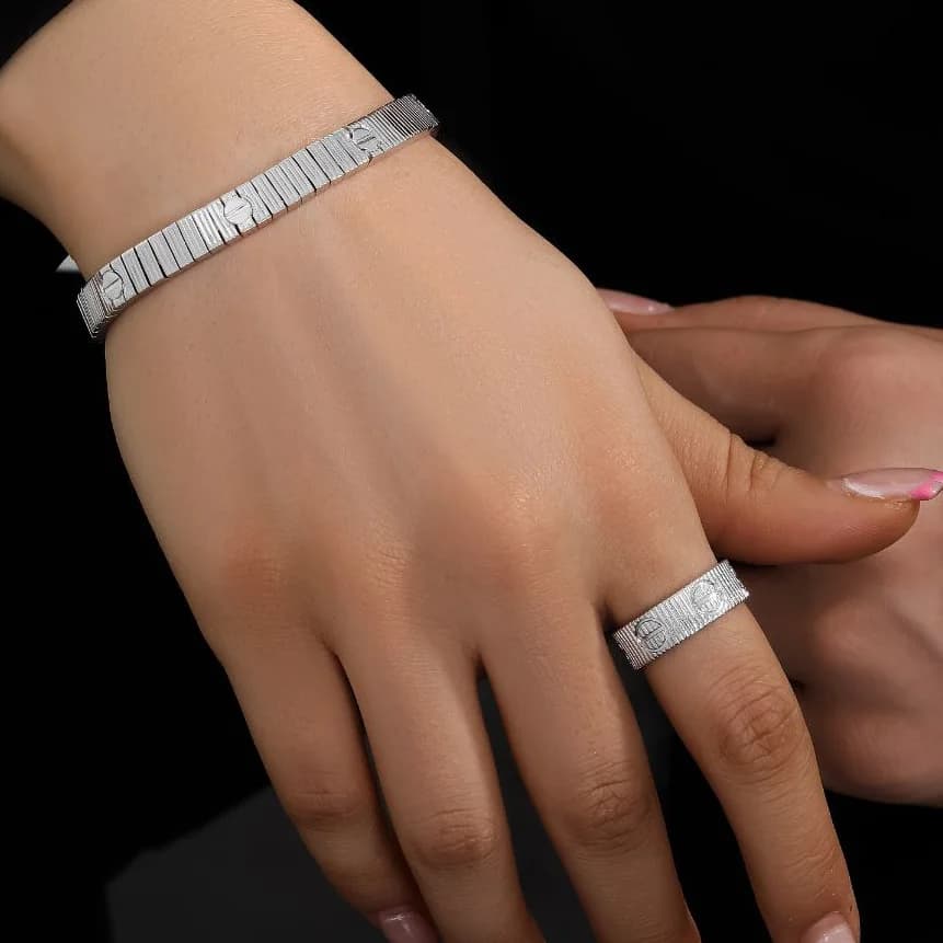 نیم ست دستبند و انگشتر زنانه برند کارتیر cartier قفل اصلی کاملا مشابه طلا کد zmp 768 — تصویر ۲