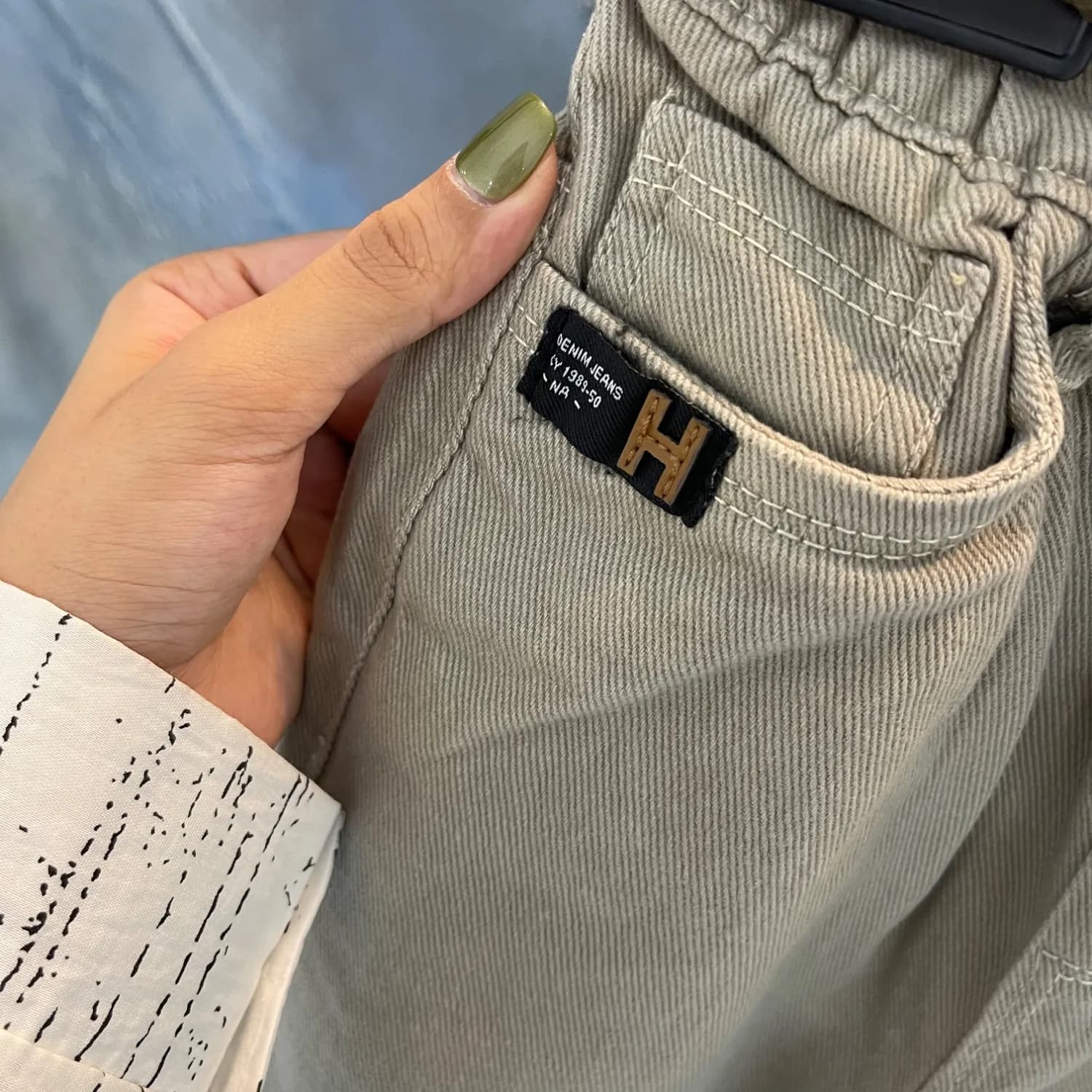 شلوار مام استایل بچه گانه کتان خاکی سایز 2 تا 6 سال — تصویر ۲