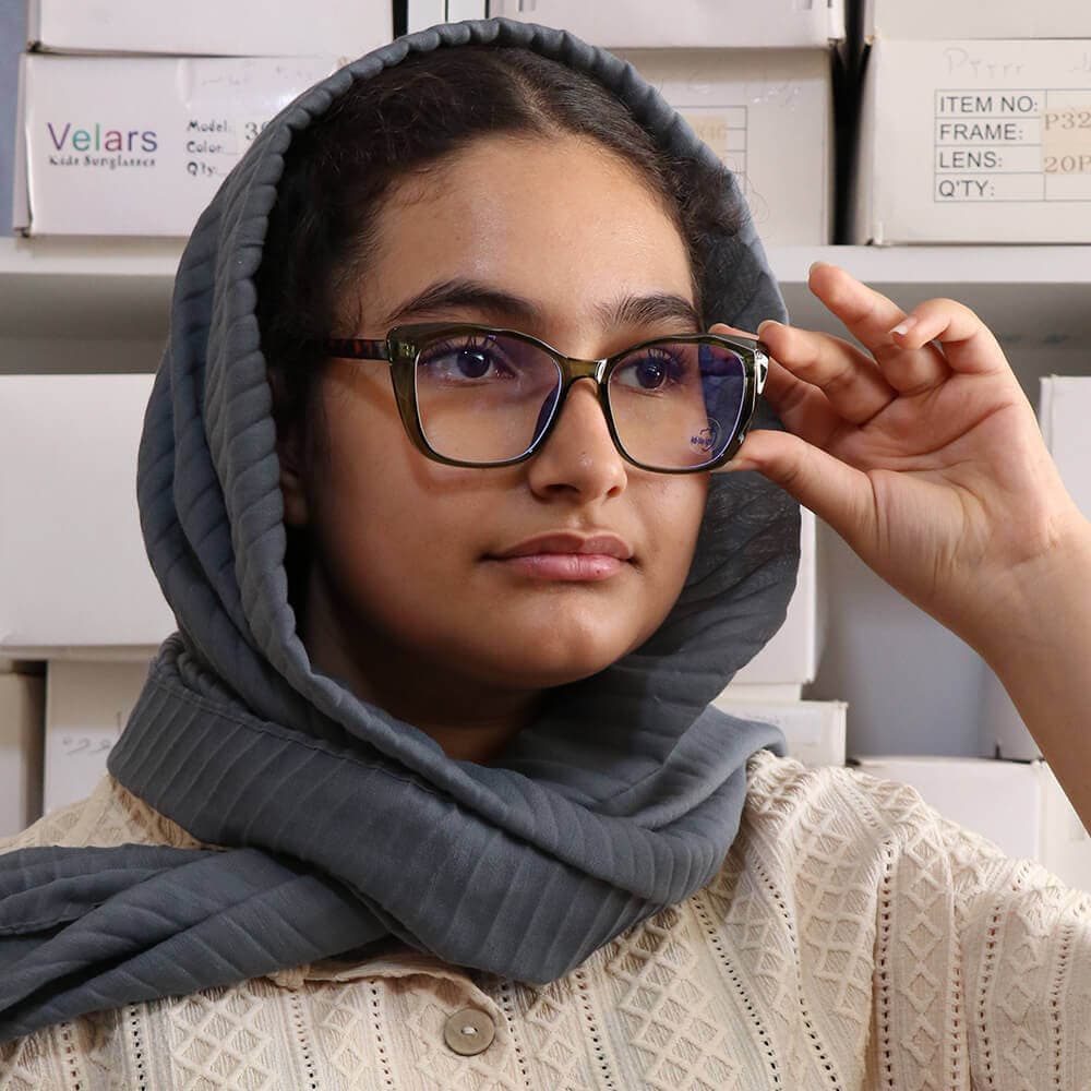 عینک زنانه بلوکنترل با فریم شکل چشم گربه‌ای، رنگ شفاف، جنس کائوچو و لنز بلوکنترل کره‌ای برند SKY مدل 28016 — تصویر ۲