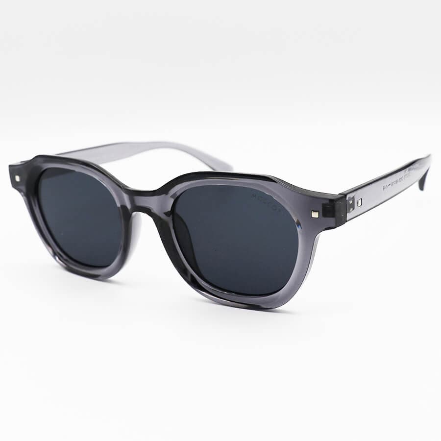عینک آفتابی MOSCOT با فریم عسلی رنگ، مربعی شکل و لنز دودی تیره مدل ZN3775 — تصویر ۱۲