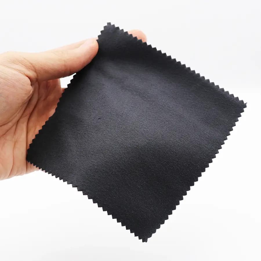دستمال مشکی رنگ، از جنس پارچه مخملی و مناسب برای انواع عینک و طلا و جواهرات مدل 993003 — تصویر ۲