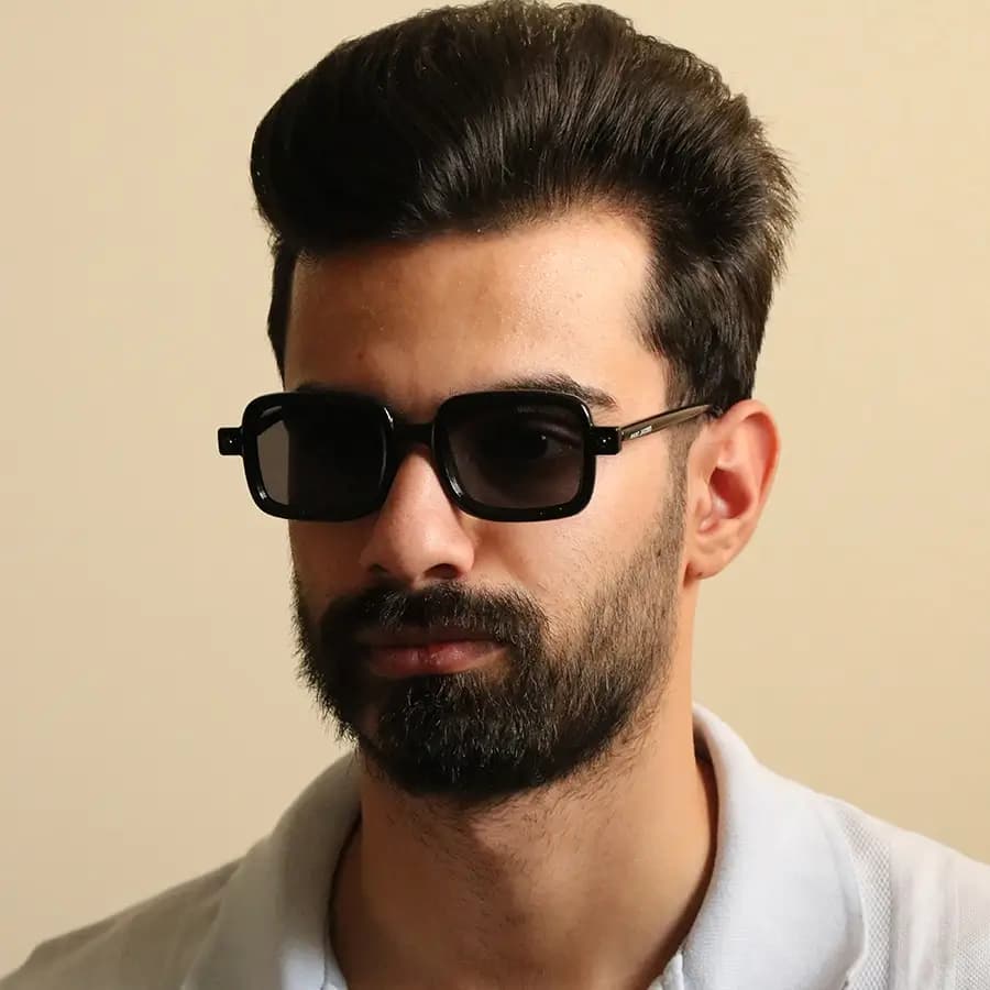 عینک آفتابی مارک جیکوبز با فریم مستطیلی، رنگ مشکی، لنز دودی تیره و طرح نقطه‌ای و دسته مدادی مدل 5366 — تصویر ۲