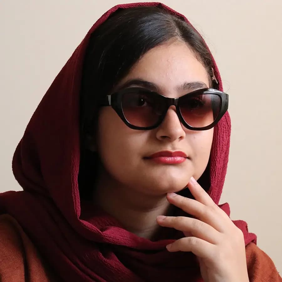 عینک آفتابی زنانه فندی با فریم رنگ مشکی مات، شکل چندضلعی و هندسی و لنز دودی تیره مدل 1144 — تصویر ۲