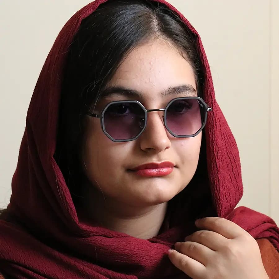 عینک آفتابی پلیس با فریم رنگ نوک مدادی و بی‌رنگ، شکل چندضلعی و لنز دودی گرادینت مدل 8387 — تصویر ۲