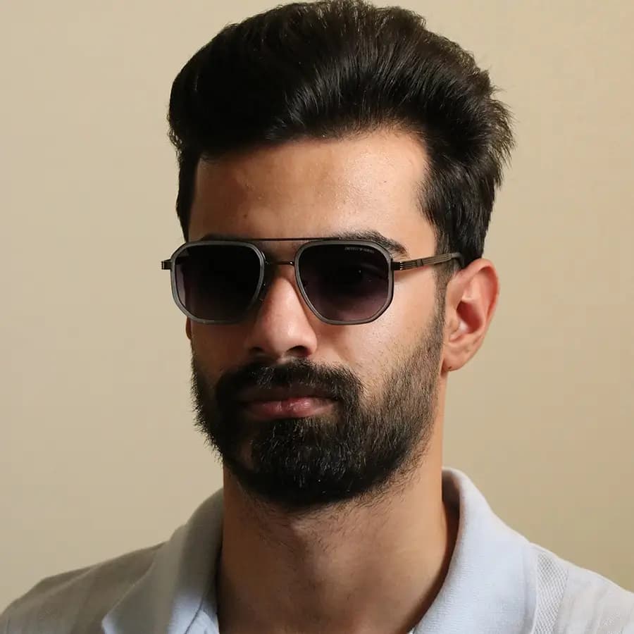 عینک آفتابی امپریو آرمانی با فریم شکل چندضلعی، رنگ طلایی و لنز دودی سایه روشن مدل 8046 — تصویر ۲