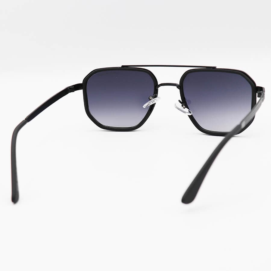 عینک آفتابی Emporio Armani با فریم شکل چندضلعی، رنگ مشکی و لنز دودی سایه روشن مدل 8046 — تصویر ۴