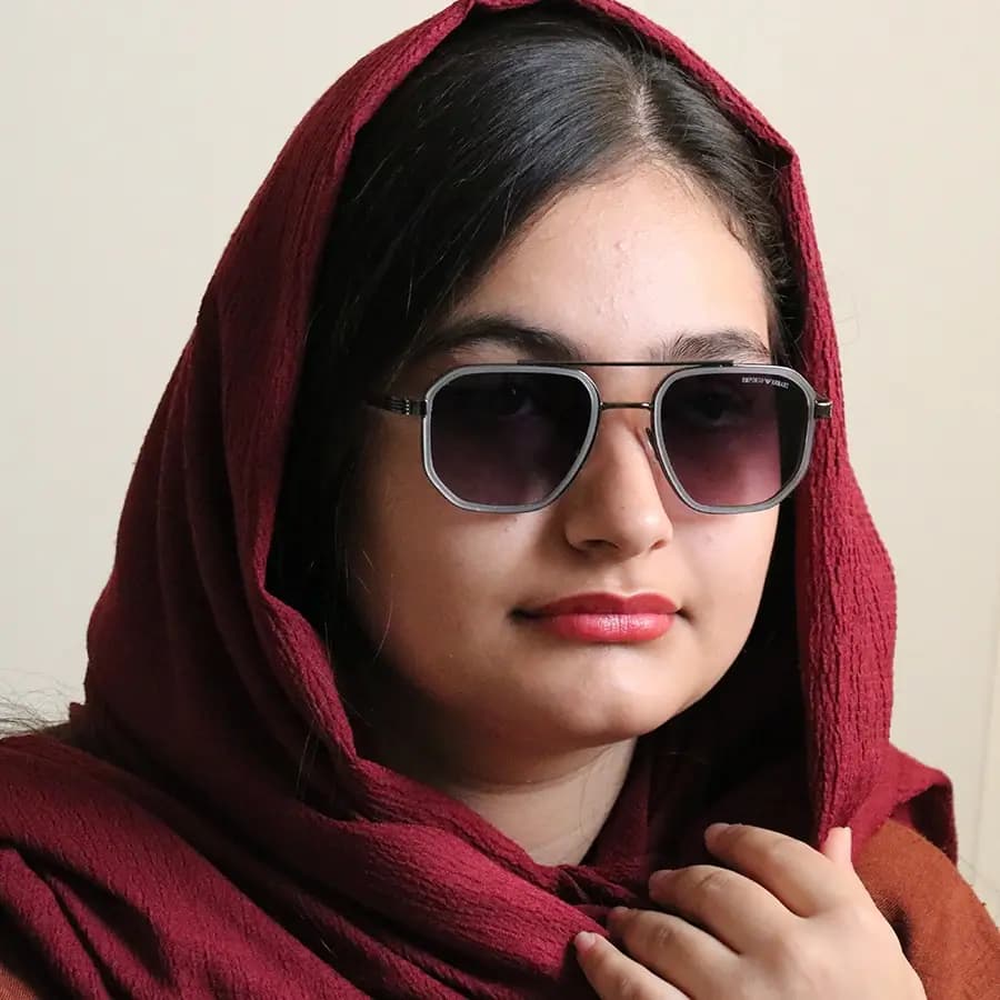 عینک آفتابی Emporio Armani با فریم شکل چندضلعی، رنگ مشکی و لنز دودی سایه روشن مدل 8046 — تصویر ۲