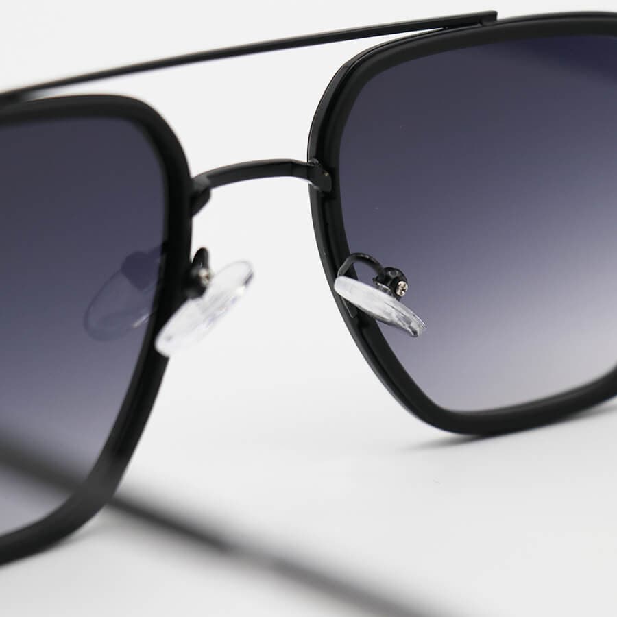 عینک آفتابی Emporio Armani با فریم شکل چندضلعی، رنگ مشکی و لنز دودی سایه روشن مدل 8046 — تصویر ۷