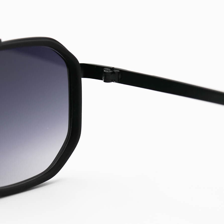 عینک آفتابی Emporio Armani با فریم شکل چندضلعی، رنگ مشکی و لنز دودی سایه روشن مدل 8046 — تصویر ۵
