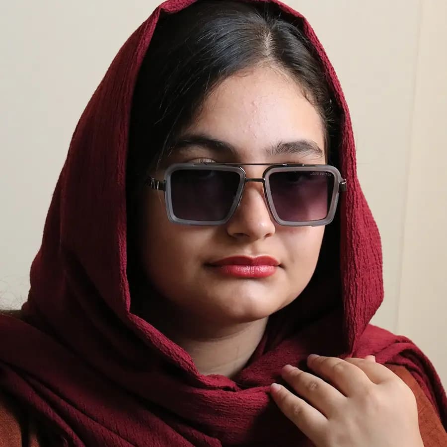 عینک آفتابی لویی ویتون با فریم مستطیلی شکل، رنگ نوک مدادی و طوسی و لنز دودی هایلایت مدل 8065 — تصویر ۲