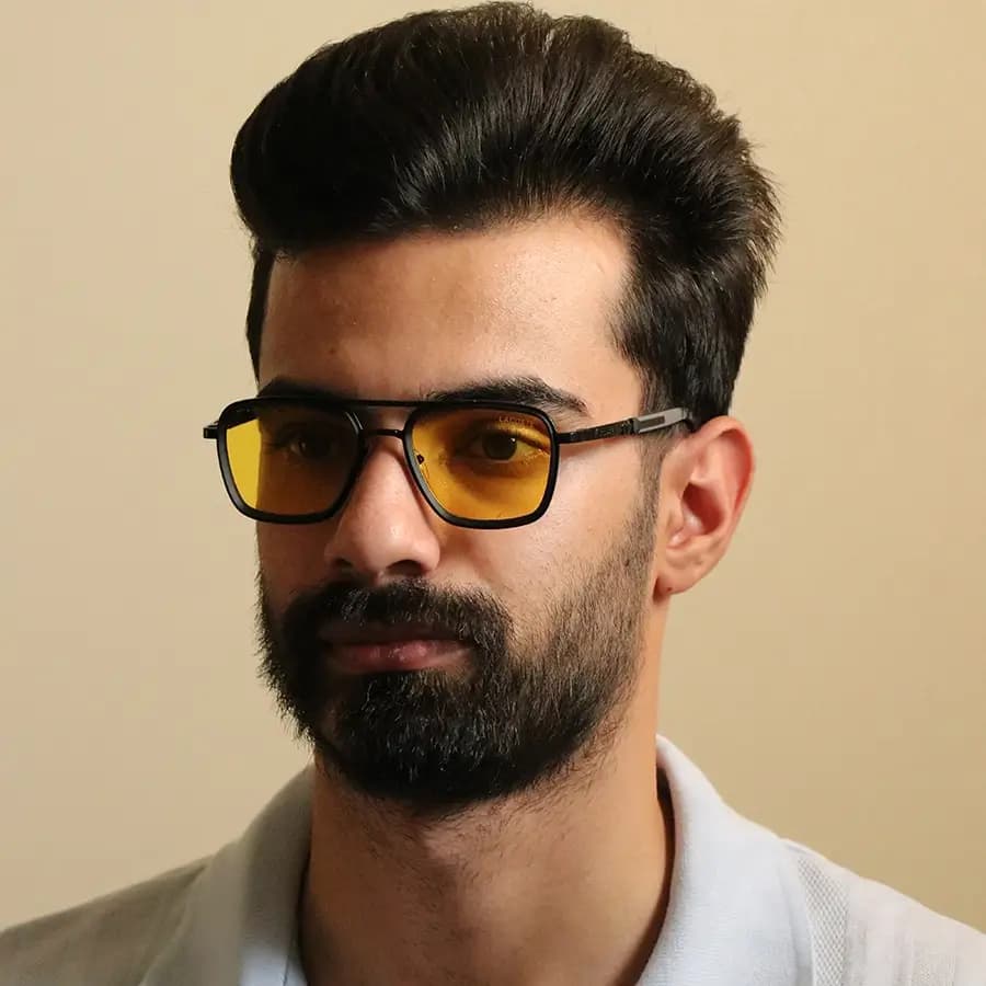عینک دید در شب لاگوست با فریم مشکی رنگ، شکل مربعی، دسته فنردار و لنز زرد رنگ مدل 8075 — تصویر ۲