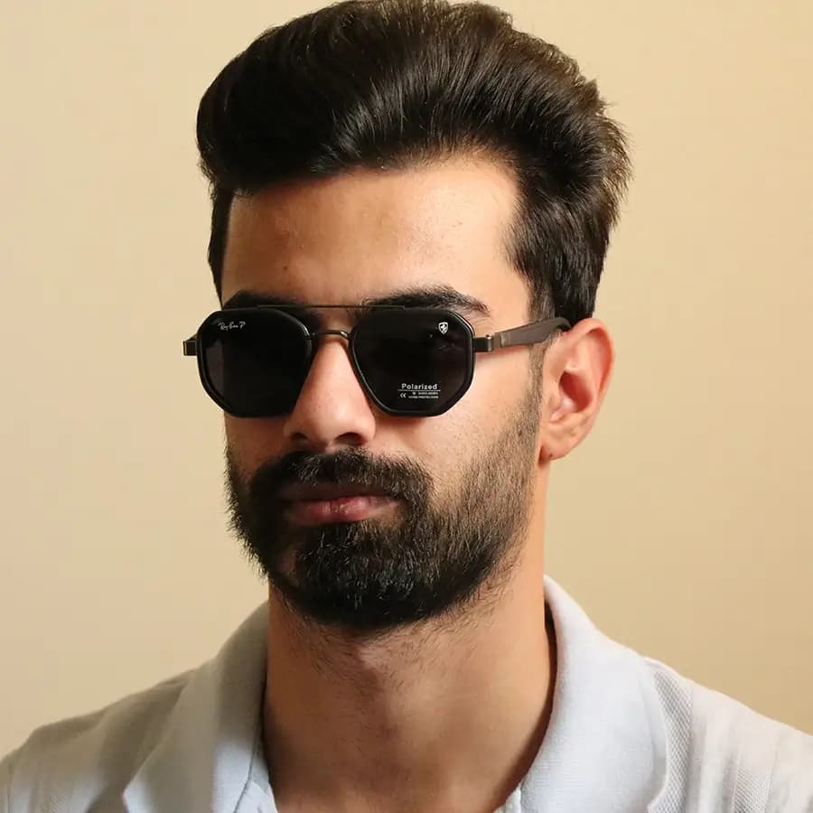 عینک آفتابی ریبن و فراری با فریم قهوه‌ای و طلایی رنگ، شکل چندضلعی و لنز قهوه‌ای تیره و پلاریزه مدل P9009 — تصویر ۲