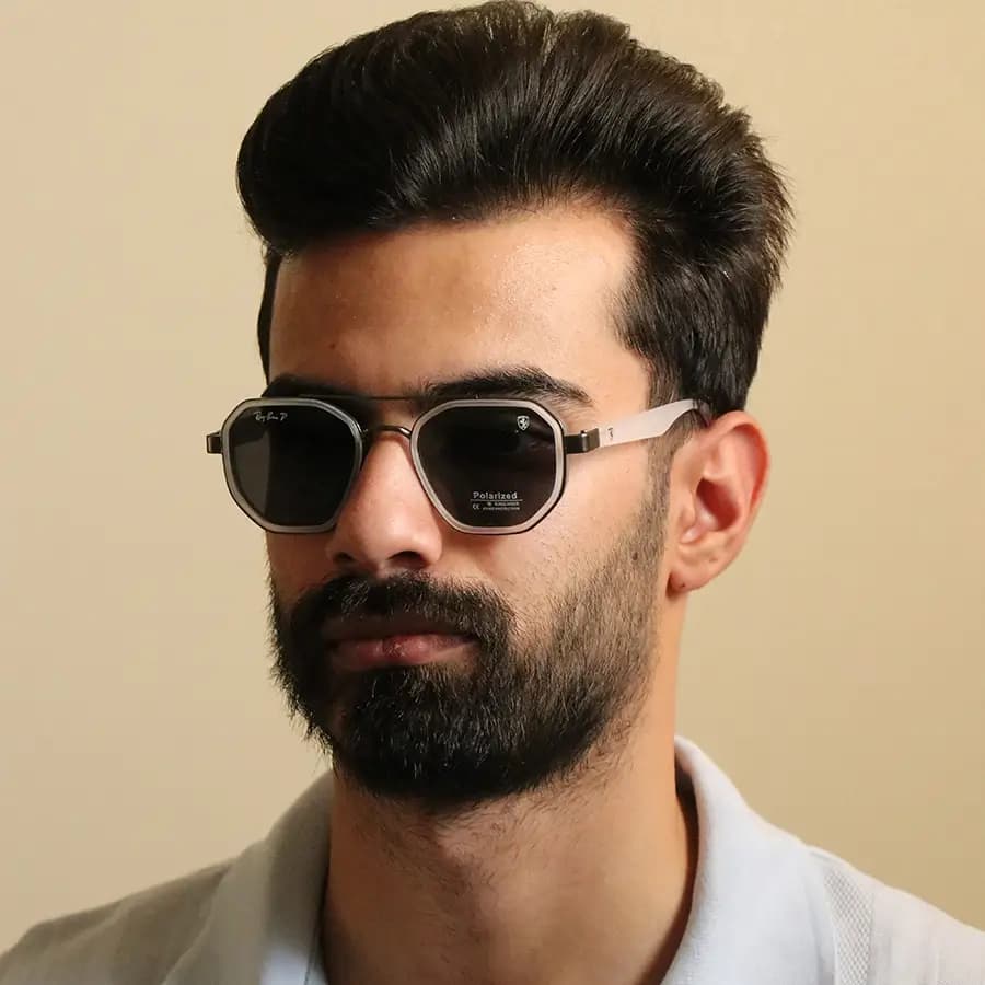 عینک آفتابی Ray-Ban و FERRARI با فریم سرمهای و نقرهای، شکل چندضلعی و لنز دودی تیره و پلاریزه مدل P9009 — تصویر ۱۰