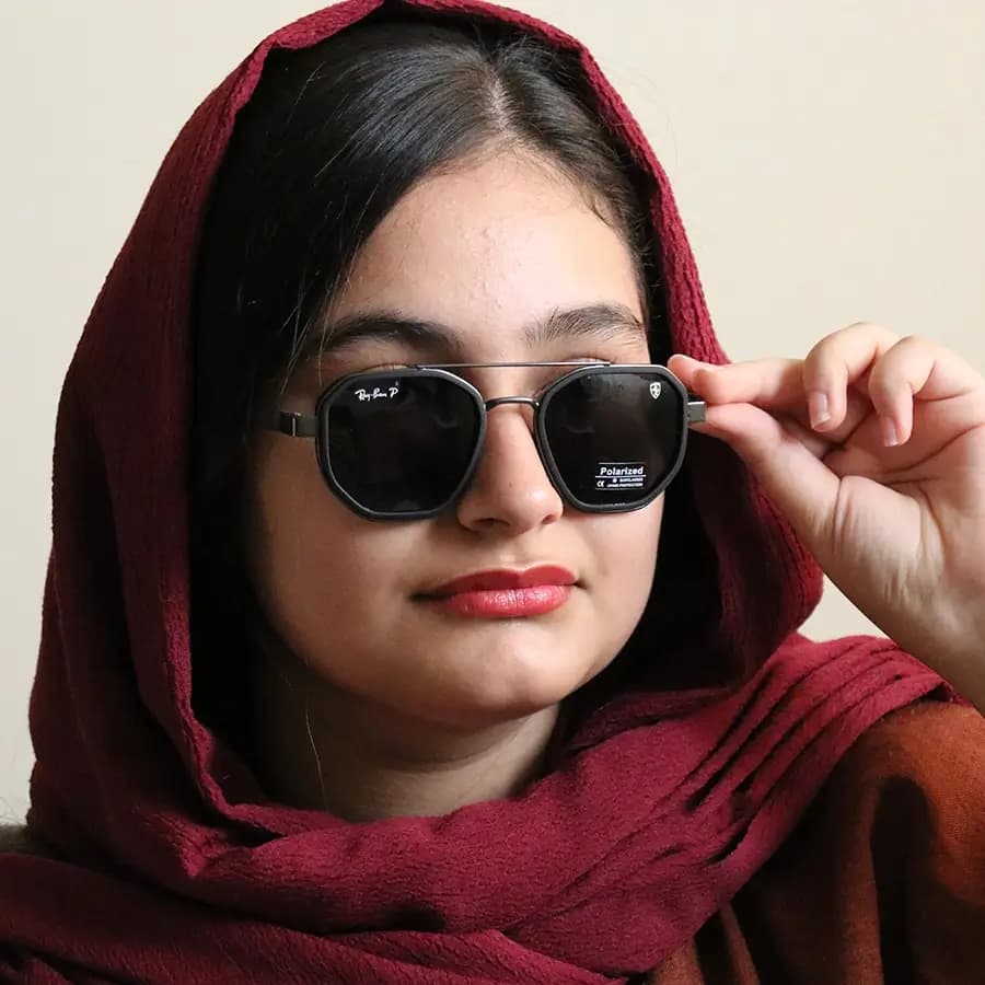 عینک آفتابی Ray-Ban و FERRARI با فریم سرمهای و نقرهای، شکل چندضلعی و لنز دودی تیره و پلاریزه مدل P9009 — تصویر ۲