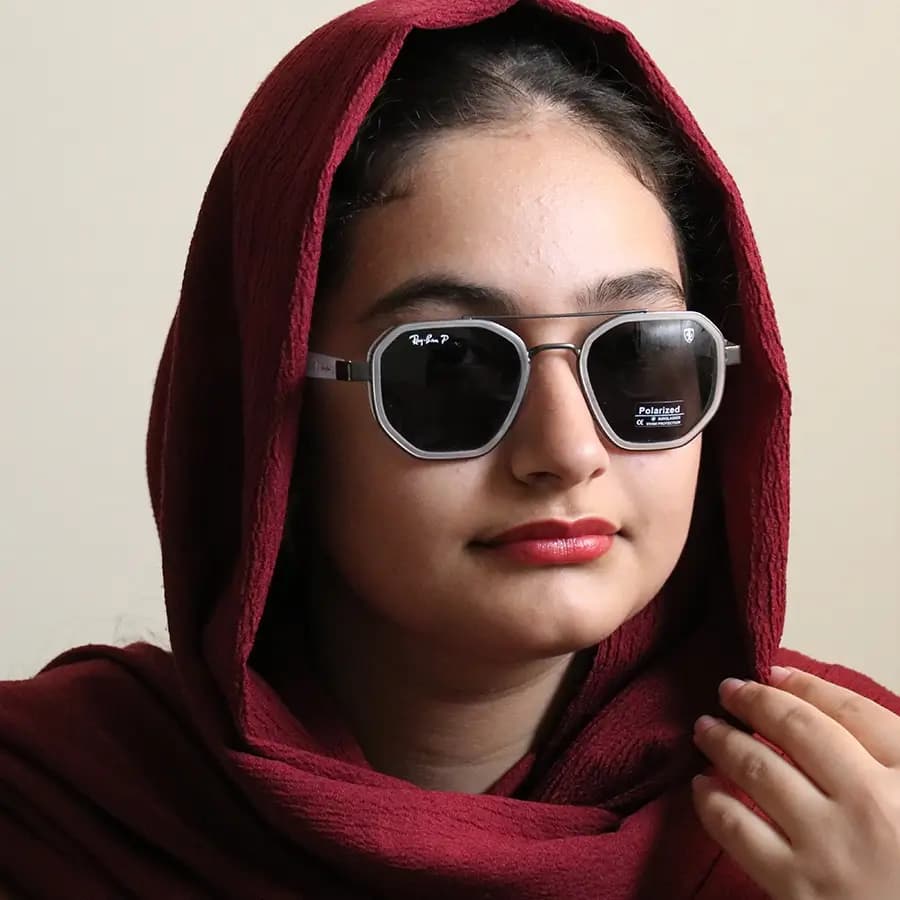 عینک آفتابی ریبن و فراری با فریم مشکی و طلایی رنگ، شکل چندضلعی، دسته مشکی و لنز دودی تیره و پلاریزه مدل P9009 — تصویر ۲
