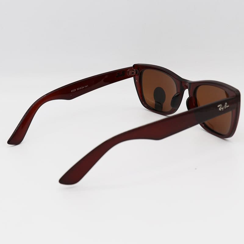 عینک آفتابی Ray-Ban با فریم قهوه‌ای، مستطیلی شکل، لنز قهوه ای و پلاریزه مدل P4029 — تصویر ۴