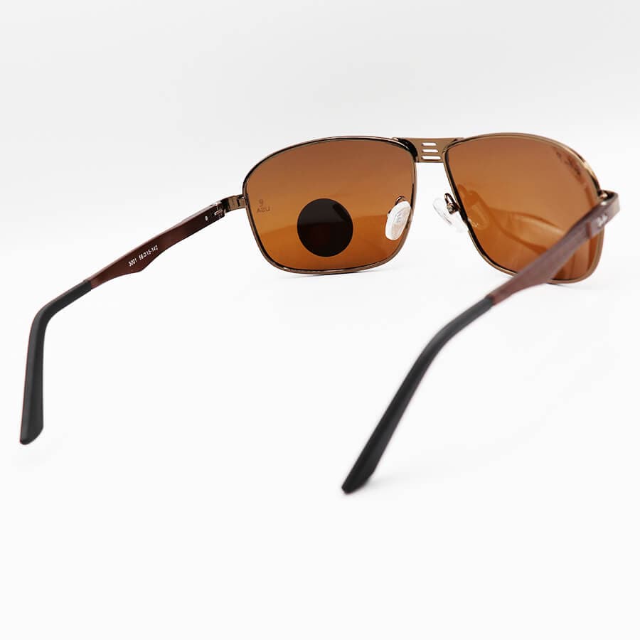 عینک آفتابی Ray-Ban با فریم مستطیلی، مشکی رنگ، دسته فنری و لنز دودی و پلاریزه مدل P3001 — تصویر ۹