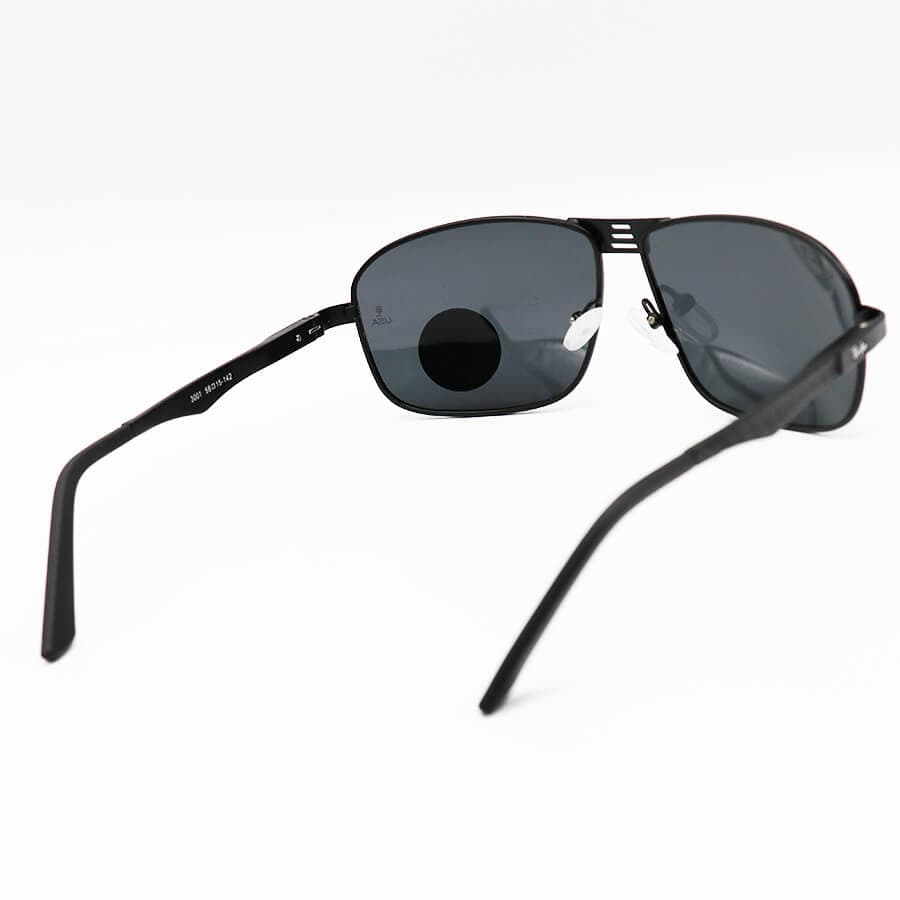 عینک آفتابی Ray-Ban با فریم مستطیلی، مشکی رنگ، دسته فنری و لنز دودی و پلاریزه مدل P3001 — تصویر ۳