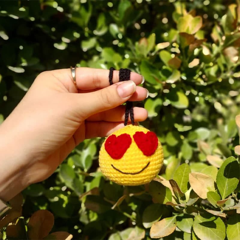 آویز عروسک بافتنی طرح ایموجی قلب کد 5789 — تصویر ۲