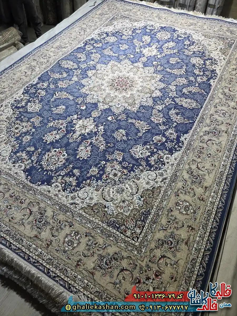 فرش کلاسیک 1200 شانه طرح زمرد رنگ آبی کاربنی کاشان — تصویر ۲