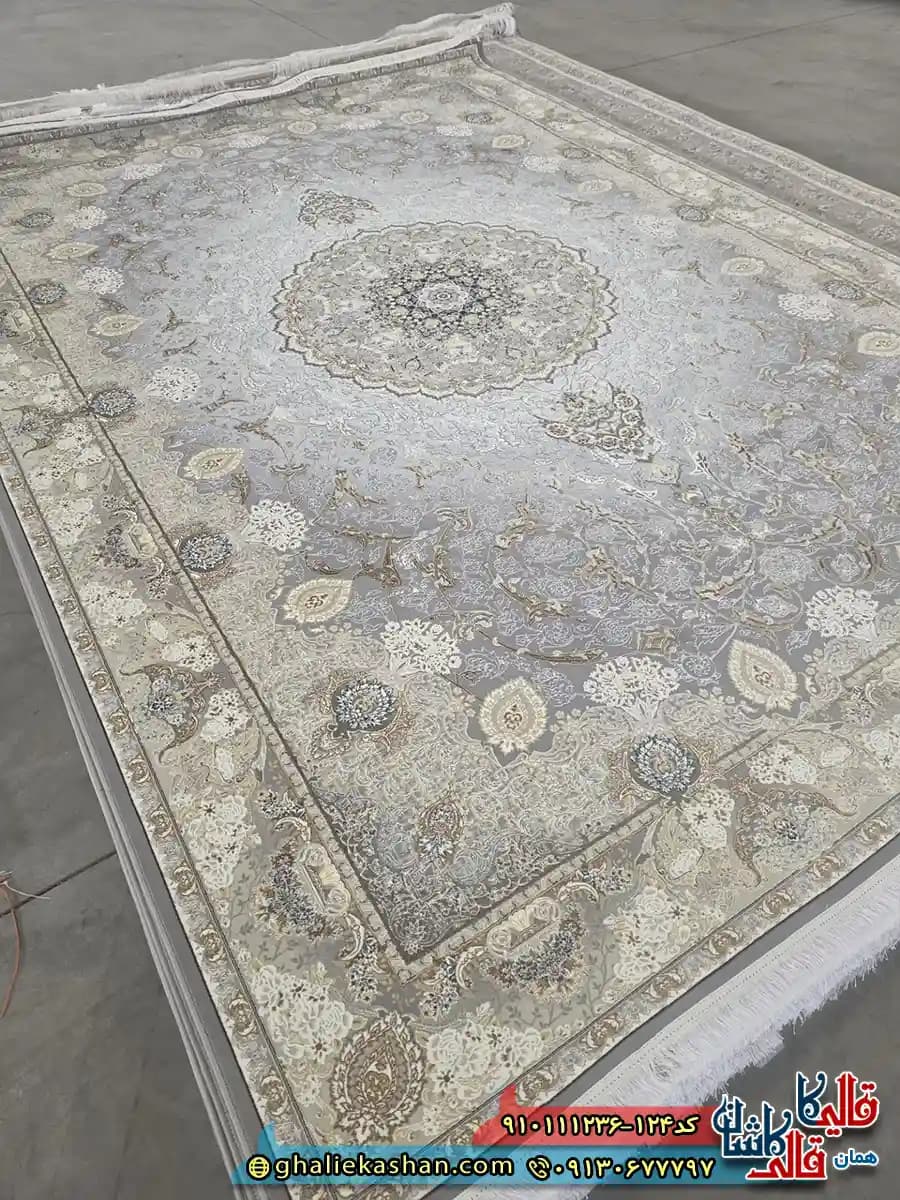 فرش طلاکوب 1200 شانه طرح لیندا رنگ طوسی نقره ای گل برجسته کاشان