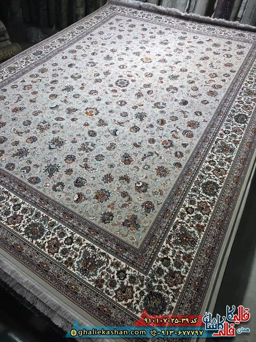 فرش کلاسیک 700 شانه طرح افشان گلریز رنگ طوسی نقره ای کاشان